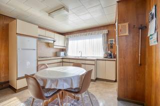 Welkom in deze open bebouwing, welke zeer goed gelegen is vlakbij invalswegen, winkels en scholen.<br />De woning beschikt over een praktische indeling met meerdere slaapkamers, een aparte bijbouw en een ruime garage met verdieping.<br /><br />Bij het binnenkomen kom je in de inkomhal.<br />De lichtrijke leefruimte sluit aan op de aparte keuken, die op haar beurt toegang biedt tot de badkamer met toilet.<br /><br />Op de eerste verdieping bevinden zich<strong> twee slaapkamers</strong>.<br />Daarnaast is er een zolderruimte die extra mogelijkheden biedt voor stockage.<br /><br />Via de koer bereik je de <strong>bijbouw</strong>, gelegen achter de keuken van de hoofdwoning.<br />Op het gelijkvloers vind je hier een toilet en de mogelijkheid om een keuken en een douche te installeren.<br />De eerste verdieping omvat nog <strong>twee kamers</strong>, wat extra ruimte biedt voor diverse doeleinden.<br />Extra troef is de ruime <strong>garage met een extra verdieping</strong>.<br />Als kers op de taart nog een zonnige tuin.<br /><br />Aluminium en houten ramen met enkel en dubbel glas en verwarming op aardgas.<br />Bron bewoonbare oppervlakte : EPC - certificaat<br /><br />Kom zeker een kijken!<br />Bel ons voor een bezoek op 03/775.78.79.<br />Ben je ook van plan jouw eigendom te verkopen? Maak een afspraak voor een gratis schatting, wij maken er samen een succesverhaal van.