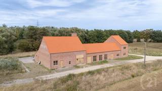 Prachtige en idyllisch gelegen hoeve (casco) op 4 hectare!Deze prachtige hoeve is net volledige in originele staat vernieuwd en staat klaar om...