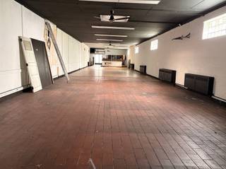 <p><span>Veelzijdige handelsruimte gelegen aan de rand van centrum.</span></p><p><span> </span></p><p><span>Bent u op zoek naar een unieke en veelzijdige handelsruimte aan de rand van het centrum? Deze ruimte biedt eindeloze mogelijkheden en is momenteel in gebruik als fitnesszaal/personal training studio, maar is ideaal voor diverse handelsactiviteiten. Dankzij de aanwezigheid van een verbruikszaal met toog en een tuin waar buitenlessen kunnen plaatsvinden, is deze locatie perfect geschikt als sportschool, dansschool, bokszaal, maar ook als een gewone verkoopsruimte.</span></p><h3><span>Indeling en Voorzieningen</span></h3><p><span>Bij binnenkomst wordt u verwelkomd in een ruime inkomhal. De ruimte beschikt over aparte toiletten voor dames en heren, wat zorgt voor extra comfort en gemak voor uw klanten. De eerste ruimte is uitgerust met een toog voorzien van frigo's en een tapinstallatie, ideaal voor het creëren van een gezellige sfeer of voor gebruik als verkooppunt.</span></p><p><span>De tweede, achterliggende ruimte biedt veel flexibiliteit en is gemakkelijk in te richten naar uw eigen wensen en behoeften. Daarnaast is er een grote berging beschikbaar voor opslag van materialen en producten.</span></p><p><span>De achterliggende afgesloten tuin biedt een rustige buitenruimte die perfect is voor buitenactiviteiten zoals yoga of fitnesslessen. Dit maakt de locatie niet alleen functioneel, maar ook aantrekkelijk voor klanten die graag in de buitenlucht sporten.</span></p><h3><span>Bereikbaarheid en Parkeergelegenheid</span></h3><p><span>Deze handelsruimte is uitstekend bereikbaar dankzij de ligging vlakbij het station, openbaar vervoer en diverse uitvalswegen. Dit maakt het eenvoudig voor uw klanten om uw zaak te bereiken, ongeacht hun vervoersmiddel. Bovendien is er voldoende gratis parkeerruimte beschikbaar, wat een groot voordeel is in een stedelijke omgeving.</span></p><h3><span>Extra Voorzieningen</span></h3><p><span>Om het comfort verder te verhogen, is er recent een nieuwe ketel geïnstalleerd voor aardgasverwarming. </span></p><p><span>Beschikbaarheid</span></p><p><span>Deze veelzijdige handelsruimte is onmiddellijk beschikbaar.</span></p><p><span>Meer info of een bezoek gewenst, neemt U contact op men ons kantoor, T. 052/55.55.55 - <span>info@immotwins.be</span></span><span> | <span>www.immotwins.be</span></span></p><p><span> </span></p>