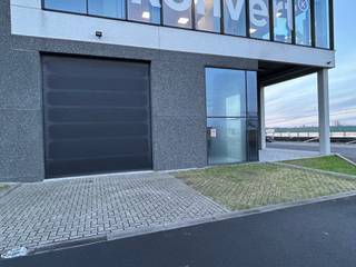 <p><strong>KMO-unit te huur – Parc des Artisans, Ghislenghien</strong></p>
<p>Deze KMO-unit is ideaal gelegen in het Parc des Artisans in Ghislenghien, met vrij zicht op de A8. De unit biedt 184 m² opslagruimte en 2 parkeerplaatsen. Dankzij de veelzijdige indeling is ze geschikt voor gebruik als opslagruimte en/of atelier.</p>
<p>Het gebouw is opgetrokken uit een betonstructuur met geprefabriceerde betonpanelen, waarbij de voorgevel is afgewerkt met betonpanelen met silexafwerking. De unit onderscheidt zich door een gewelfd betonnen plafond met een vrije hoogte van 6 meter, een sectionaalpoort aangevuld met een zijdelingse toegangsdeur, een gepolierde betonvloer en twee grote raampartijen die voor voldoende natuurlijk licht zorgen.</p>
<p>Huurprijs exclusief btw, onroerende voorheffing, gemeenschappelijke kosten en privékosten.</p>
<p>Onmiddellijk beschikbaar.</p>
<p>Structura.biz staat tot uw beschikking voor een bezoek of bijkomende informatie</p>