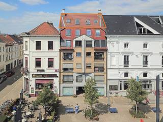 Dit dakappartement met 1 slaapkamer en ruim zonneterras is gelegen op het Ledebergplein. Het appartement bevindt zich op wandelafstand van Gent...