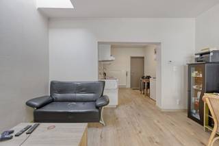 Algemeen:- bouwjaar 1930- verwarming via aardgas (ketels van 2019 en 2021)- ramen: dubbele beglazing (hout en kunststof)Indeling:Gelijkvloers (45 m²)- inkomhal- woonkamer - keuken- slaapkamer- badkamer- zuidelijk gerichte koerVerdieping (62 m²)- inkomhal- woonkamer - keuken- slaapkamer- badkamerVoor het appartement op de verdieping geldt er een renovatieverplichting.Het gebouw wordt uitsluitend in haar geheel verkocht. EPC: 246 kWh/m²EPC: 462 kWh/m²