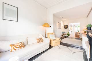 <p>Dans une rue calme et agréable, au cœur du très prisé quartier de Zurenborg, se trouve cette magnifique maison de maître rénovée, où le charme authentique se marie harmonieusement au confort contemporain.</p>
<p>Dès l’entrée, vous êtes accueilli par un rez-de-chaussée chaleureux composé de trois pièces pleines de caractère qui, grâce à leur agencement ouvert, forment un ensemble agréable et polyvalent. La cuisine ouverte s’intègre parfaitement aux espaces de vie et constitue véritablement le cœur de la maison. Depuis le séjour, vous accédez également à un agréable espace extérieur compact, idéal pour savourer un café au calme ou prendre l’apéritif en plein air.</p>
<p>Les étages abritent trois chambres, une salle de bains soignée ainsi qu’un espace fitness séparé, qui peut naturellement être aménagé en salle de loisirs, bureau ou espace polyvalent selon vos envies.</p>
<p>La maison a été rénovée avec le plus grand soin, tout en préservant son caractère authentique. Les hauts plafonds, les éléments de charme et l’atmosphère chaleureuse confèrent à la propriété une personnalité unique, tandis que les équipements contemporains garantissent un confort de vie optimal.</p>
<p>La situation constitue sans aucun doute un atout supplémentaire : vous profitez d’un cadre de vie paisible au sein d’un quartier convivial et animé, à quelques pas des petites places typiques, des commerces, des restaurants, des cafés et de l’effervescence urbaine de Zurenborg.</p>
<p>Une charmante maison de ville pleine de caractère, d’espace et d’atmosphère — un véritable bijou dans l’un des quartiers les plus prisés d’Anvers.</p>