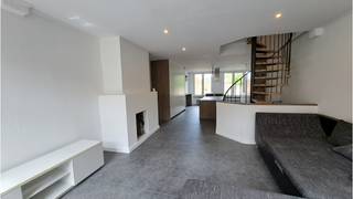 <strong>Comfortabele 2-slaapkamerwoning</strong> met <strong>GARAGE </strong>en <strong>TUIN </strong>op een interessante ligging in het centrum van Brugge, vlakbij de Gentpoort en de vesten en met een vlotte verbinding naar de ring en het station. <br />+ Energielabel C!<br />+ Uitstekende mobiscore 9,2 op 10!<br /><br />Omvat op het gelijkvloers een garage met doorgang naar het terras en de tuin, een inkom, achterkeuken en fietsenberging. Op de eerste verdieping is er een leefruimte, keuken en een toilet.<br />Op de 2e verdieping vinden we 2 slaapkamers, een badkamer met inloopdouche en een zolderruirmte.<br />#leukwonen #brugge<br /><br />Beschikbaar onmiddellijk vrij !