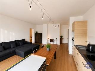 <p><span>Informatie appartement</span><span><br />Wonen op een toplocatie tussen de Schelde, Nieuw Zuid en het bruisende Zuid? Dit energiezuinige éénslaapkamerappartement in de Van der Sweepstraat combineert een leuke ligging met veel licht, een ruim terras en lage energiekosten. De leefruimte voelt aangenaam en open aan, met voldoende plaats voor een gezellige zit- en eethoek. De open keuken met kookeiland sluit hier mooi op aan en is uitgerust met een oven en elektrische kookplaat. Vanuit de slaapkamer wandel je rechtstreeks het brede terras op: dé plek voor een koffietje in de ochtend of een apero na het werk. Verder zijn er een badkamer met douche in bad, lavabo en toilet, een praktische berging met aansluiting voor wasmachine en droogkast en een inkomhal met ingemaakte vestiairekasten. Ook een ruime privatieve kelderberging en gemeenschappelijke fietsenstalling zijn inbegrepen. Met EPC-label A en verwarming via het warmtenet van Nieuw Zuid is dit appartement helemaal klaar voor de toekomst. Ideaal als eerste eigen stek, maar ook interessant voor investeerders: het appartement is momenteel verhuurd aan 1.050 EUR per maand en levert dus meteen rendement op. Restaurants, koffiebars, winkels, het Zuidpark en de Scheldekaaien liggen allemaal op wandelafstand. Stadse sfeer, veel comfort en een energiezuinige thuis op één van de leukste plekken van Antwerpen.</span></p><p><span> </span></p><p><span>Indeling</span></p><ul><li><span>Inkomhal met vestiairekasten</span></li><li><span>Lichtrijke leefruimte met zithoek en eetplaats</span></li><li><span>Open keuken met klein kookeiland, voorzien van een oven en elektrische kookplaat</span></li><li><span>Slaapkamer met toegang tot het grote terras</span></li><li><span>Badkamer met douche in bad, lavabo en toilet </span></li><li><span>Berging met aansluiting voor was- en/of droogmachine </span></li><li><span>Ruim terras over de volledige breedte van het appartement </span></li></ul><p><span> </span></p><p><span>Extra's</span></p><ul><li><span>Energiezuinige verwarming via het warmtenet van Nieuw Zuid</span></li><li><span>Gemeenschappelijke fietsenberging </span></li><li><span>Ruime privatieve kelderberging, inbegrepen in de aankoopprijs</span></li></ul><p><span> </span></p><p><span>Algemene informatie</span></p><ul><li><span>Huurovereenkomst van 01/11/2025 tot 31/10/2034. </span><ul><li><span>Huurprijs: 1.050 EUR/maand</span></li><li><span>Wenst u het appartement zelf te bewonen? Dan kan de huurovereenkomst worden beëindigd met een wettelijke opzegtermijn van 6 maanden</span></li></ul></li></ul><p><span> </span></p><ul><li><span>Maandelijkse lasten: 135 euro (verbruik en onderhoud van de gemene delen waaronder de lift, conciërge, blokpolis, syndicus,...)</span></li><li><span>Maandelijkse provisie voor het privatief verbruik van water en verwarming: 105 euro</span></li><li><span>Water en verwarming via gemeenschappelijke verbruikmeters</span></li><li><span>Elektriciteitsverbruik via een privatieve verbruikmeter</span></li></ul><p><span> </span></p><ul><li><span>EPC: label A</span></li><li><span>Asbestinventarisattest: in aanvraag</span></li><li><span>Elektrische keuring: conform</span></li></ul><p><span> </span></p><p><span>Gebouw</span></p><ul><li><span>Kelderverdieping, kantoren op de gelijkvloers en 8 verdiepingen met telkens 4 appartementen</span></li><li><span>Lift aanwezig</span></li><li><span>Parlofoon aanwezig</span></li></ul><p><span> </span></p><p><span>Ligging</span></p><ul><li><span>Topligging aan de Schelde en het bruisende Zuid</span></li><li><span>Restaurants, winkels en cafeetjes op wandelafstand</span></li><li><span>Goede bereikbaarheid</span></li></ul><ul><li><span>MOBISCORE: 9,5/10</span></li></ul><p><span> </span></p><p><span>*De informatie in deze prospect is ter informatieve titel: de kandidaat-kopers moeten hun eigen zaak maken van het verkrijgen, controleren en interpreteren van deze informatie.</span></p><p><span> </span></p><p><span> </span></p><p><span> </span></p>