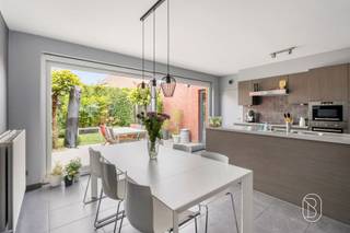 Energiezuinig en modern wonen op een topligging in Waregem!Op een absolute topligging in Waregem vinden we deze recente, perfect onderhouden en bijzonder energiezuinige woning. Een thuis waar werkelijk alles klopt: modern comfort, een aangename indeling, een gezellige buitenruimte én een uitstekende energieprestatie.Bij het binnenkomen voel je meteen dat deze woning met zorg werd onderhouden. De lichtrijke leefruimte sluit naadloos aan op de open keuken, die rechtstreeks uitgeeft op het terras. De ideale plek om gezellig te koken, tafelen en volop van het buitenleven te genieten.Boven beschikt de woning over 3 slaapkamers en een recent vernieuwde, luxueus afgewerkte badkamer.Ook buiten is het genieten. De gezellige stadstuin met veel privacy vormt een heerlijke verlenging van de leefruimte. Ook praktisch scoort deze woning bijzonder sterk dankzij de oprit en garage + extra tuinberging.Energetisch: 11 zonnepanelen, een thuisbatterij en een regenwaterput, helemaal klaar voor de toekomst.Een woning voor wie op zoek is naar comfort, energiezuinigheid en privacy, gecombineerd met een uitstekende ligging in Waregem.