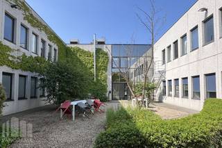 Uitstekend gelegen bedrijfsgebouw met <strong>1.773 m²</strong> <strong>kantoorruimte en 455 m² opslagruimte</strong> te huur met visibiliteit vanaf de bedrijvige Pontbeeklaan aan de rand van Brussel (Zellik).<br /><br />De <strong>kantoorruimtes</strong> bevinden zich in het kwalitatieve <strong>Sphere Business Park</strong> , het gebouw is opgebouwd uit een stevige betonstructuur en is uitgerust met moderne technieken zoals TL/LED-verlichting, ventilatiesystemen, een warmtepomp en airco die zowel kan verwarmen als koelen. Verwarming gebeurt via een recente gasketel, wat zorgt voor extra efficiëntie. Met maar liefst <strong>100 zonnepanelen</strong> biedt dit pand een vooruitstrevend antwoord op hedendaagse energie-uitdagingen. Naast functionele troeven zoals een lift, camerabewaking en <strong>56 privatieve parkeerplaatsen</strong>, beschikt het gebouw ook over een ruime, rustige binnentuin, een volledig uitgeruste fitness en een luxueuze keuken.<br /><br />De <strong>opslagruimte,</strong> met een vrije hoogte van 5m en geïsoleerd dak, is bijzonder functioneel en kwalitatief afgewerkt, ideaal voor diverse logistieke of bedrijfsmatige toepassingen. Opgetrokken in een solide betonstructuur met polybetonvloeren die een belasting tot 3 T/m² aankunnen, biedt deze ruimte de nodige stevigheid voor zowel zware als lichte opslag. Dankzij een grote lichtstraat en efficiënte LED-verlichting is de ruimte aangenaam verlicht. <strong>2 sectionale poorten</strong> van elk 3 m B x 4 m H zorgen voor een vlotte toegang. <br /><br />Fenomenale bereikbaarheid dankzij de nabijheid van de R0 en de E40.<br /><br />Dit pand is ideaal voor verschillende doeleinden en biedt dankzij de moderne infrastructuur en energiezuinigheid een bijzonder interessante kans voor wie in de toekomst wil investeren. Ideaal voor eigen exploitatie of als investering.<br /><br />Aarzel niet en contacteer<strong> PANORAMA B2B</strong> voor bijkomende inlichtingen, plannen of een plaatsbezoek <strong>0477 09 00 09</strong>.