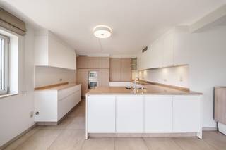 Bent u op zoek naar een unieke woonervaring waar luxe, ruimte en rust naadloos samenkomen? Dit exclusieve appartement biedt u een ongeëvenaard wooncomfort met een adembenemend, vrij uitzicht op een groene en waterrijke omgeving. Met een indrukwekkende bewoonbare oppervlakte van maar liefst 148 m² is dit een absolute buitenkans op de vastgoedmarkt.<br /><br />Een zee van ruimte en licht<br />De royale leefruimte vormt het kloppende hart van deze woonst. Grote raampartijen zorgen niet alleen voor een overvloed aan natuurlijk licht, maar trekken de omliggende natuur als het ware naar binnen. Vanuit uw zetel geniet u elke dag van een rustgevend panorama.<br /><br />Twee terrassen om volop te genieten<br />Het appartement beschikt over niet één, maar twee schitterende terrassen. Dit biedt u de perfecte mogelijkheid om op elk moment van de dag te kiezen tussen zon of schaduw. Hier kunt u in alle privacy ontbijten, een boek lezen of dineren, steeds begeleid door het kalmerende uitzicht op het water en het groen.<br /><br />Drie slaapkamers en een luxueuze badkamer<br />Het nachtgedeelte is ontworpen met oog voor maximaal comfort. U beschikt over drie volwaardige, uitstekend geproportioneerde slaapkamers. Ideaal voor een gezin, het ontvangen van logees, of het inrichten van een rustig thuiskantoor. De uiterst ruime badkamer biedt alle plaats en faciliteiten om in alle comfort aan de dag te beginnen of deze ontspannen af te sluiten.<br /><br />Zorgeloos parkeren en extra bergruimte<br />Aan de praktische kant is eveneens gedacht. Bij dit appartement heeft u de exclusieve mogelijkheid om extra faciliteiten mee aan te kopen die uw wooncomfort compleet maken:<br /><br />Een veilige ondergrondse garagebox<br />Een handige bovengrondse staanplaats<br />Een extra private berging<br /><br />Kort samengevat:<br />Bewoonbare oppervlakte: 148 m²<br />Leefruimte: Royaal en lichtrijk<br />Buitenruimte: 2 volwaardige terrassen met zicht op water en groen<br />Slaapkamers: 3<br />Badkamer: Uiterst ruim en comfortabel<br />Extra's (optioneel aan te kopen): Ondergrondse garage, bovengrondse staanplaats en berging<br /><br />Ervaar de rust, de indrukwekkende ruimte en de hoogwaardige afwerking van dit unieke appartement zelf. Neem vandaag nog contact met ons op voor meer informatie of om een persoonlijke bezichtiging in te plannen. <br />0493 25 14 33<br />jeroen.taillieu@dewaele.com<br /><br />Bestuursmaatregelen in het maatregelenregister: nee