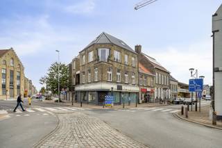 Te koop: Hoekpand in hartje Veurne met commerciële ruimte en twee moderne appartementenGelegen op een uitstekende locatie aan de Ooststraat, op...