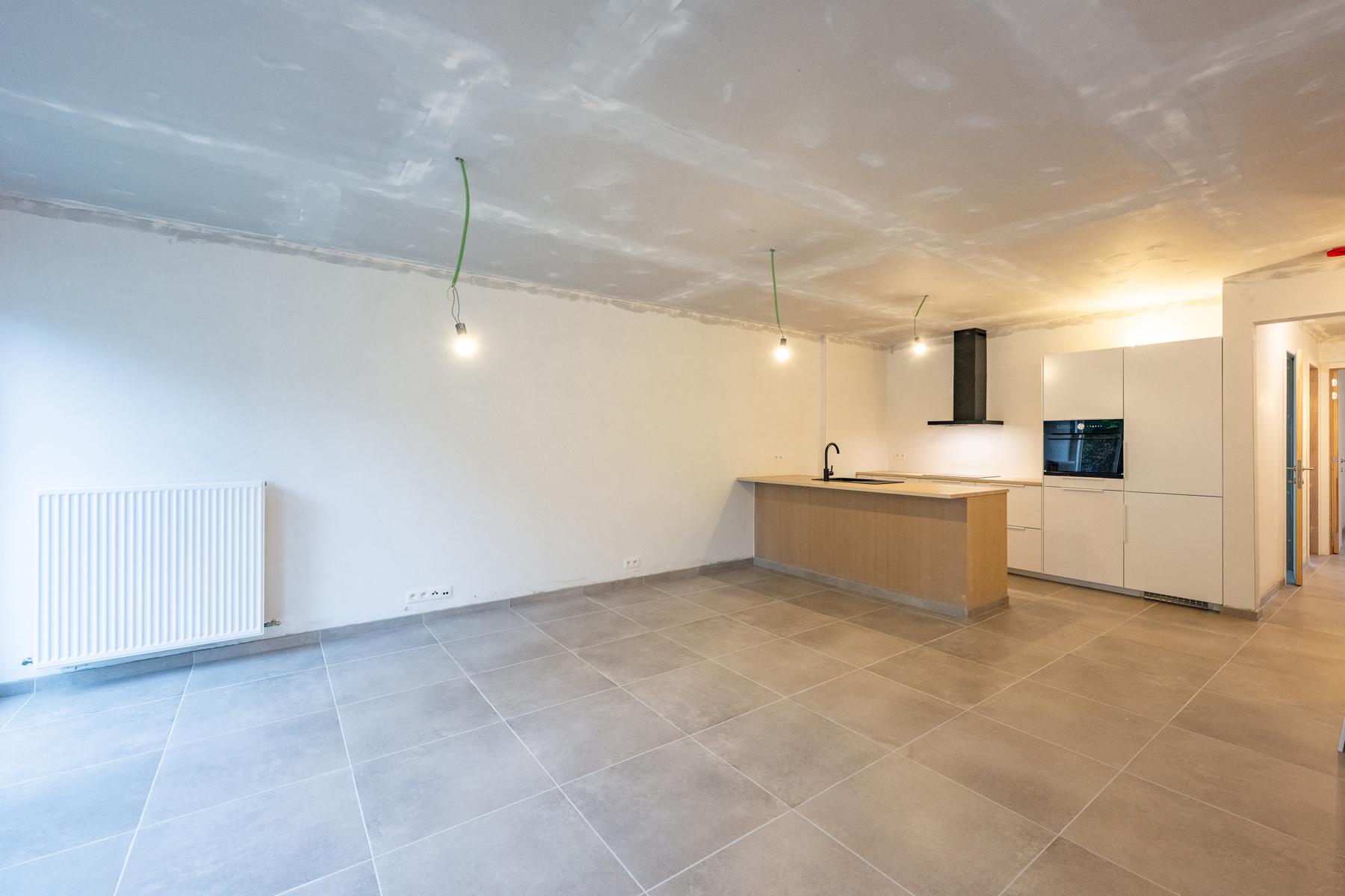 GERENOVEERD GELIJKVLOERS APPARTEMENT MET 2 SLPKS EN TUIN - foto 4