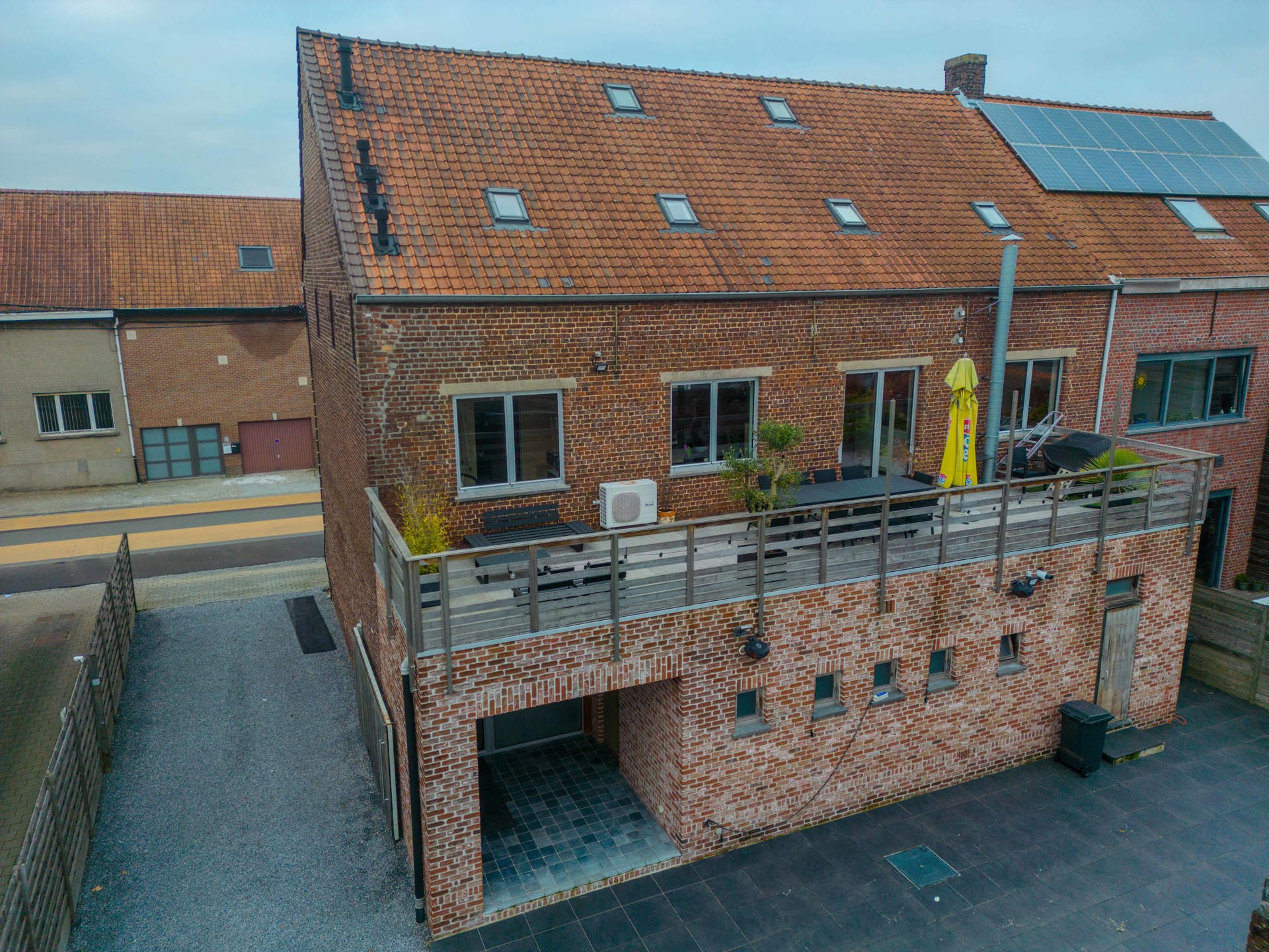 Duplex-appartement met handelszaak op commerciële ligging! - foto 1