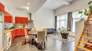 In de onmiddellijke nabijheid van Madou, het stadscentrum en de Europese instellingen, bevindt dit charmante appartement van 64 m² zich op de 1e verdieping van een gebouw met 6 verdiepingen. Het appartement beschikt over een aangename en lichtrijke leefruimte met een volledig uitgeruste open keuken, één aparte slaapkamer, een badkamer, evenals een grote mezzanine die polyvalent kan worden ingericht als extra slaapruimte, bureau of bergruimte. Het appartement biedt mooie volumes, een aangename plafondhoogte en een functionele indeling. Conforme elektrische installatie. Lage maandelijkse lasten van ongeveer €80.<br />Dankzij de gunstige ligging nabij openbaar vervoer, winkels en belangrijke verbindingswegen is dit pand uitermate geschikt als eerste aankoop of als investering met hoog verhuurpotentieel.
