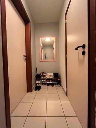 Vul eerst de KANDIDATUURFICHE volledig in door te klikken op volgende link https://ppvastgoed.be/nl/kandidatuurfiche ! Dan pas kan een bezoek ingepland worden. In het centrum van Erembodegem vinden we dit gezellig appartement op de 1<sup>ste</sup> verdieping.<br />Het appartement is gunstig gelegen nabij scholen, winkels en belangrijke verbindingswegen. Het omvat een inkomhal, opbergruimte, apart toilet, woonkamer, keuken, 2 slaapkamers, ingerichte badkamer voorzien van een toilet en bad/douchecombinatie. Aan de voorzijde van het appartement is een terras voorzien.<br />Eveneens is er een garagebox inbegrepen. De verwarming is op aardgas. In het gebouw is geen lift aanwezig. Beschikbaar: vanaf 01/06/2026. Huurprijs €835/maand.