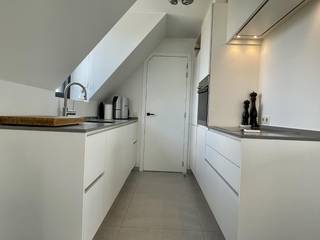 Op een vlot bereikbare locatie in Kuurne bevindt zich dit prachtig afgewerkte dakappartement met drie slaapkamers in Residentie César. Vrij op 1 augustus 26.<br />Via de lift bereik je rechtstreeks de inkomdeur van het appartement. De ruime inkomhal met ingemaakte kasten verwelkomt je en biedt meteen voldoende bergruimte.<br />Aan de rechterzijde bevindt zich het lichtrijke woongedeelte met een ruime living en een open, volledig ingerichte keuken. Aansluitend aan de keuken is er een praktische berging. Het appartement beschikt over twee mooie terrassen: één aan de voorzijde en één aan de achterzijde, ideaal om op elk moment van de dag van de zon te genieten.<br />Aan de linkerzijde van het appartement bevinden zich drie volwaardige slaapkamers, waarvan één met aansluitende badkamer. Daarnaast is er een gastentoilet en een tweede badkamer. Eén van de slaapkamers is voorzien van ingemaakte kasten.<br />Achter het appartementsgebouw bevindt zich een privatieve autostaanplaats.<br />Syndicvoorschot: €100/maand<br />Troeven<br />✔ Hoogwaardige afwerking<br />✔ Laag EPC (energiezuinig)<br />✔ Vlotte bereikbaarheid<br />Interesse in dit instapklare dakappartement? Contacteer ons voor een bezoek!