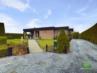 Op een rustige verkaveling, net buiten het centrum van Nieuwerkerken, vinden we deze jaren ’80 woning terug op een ruim perceel van 10a 25ca.Door de...