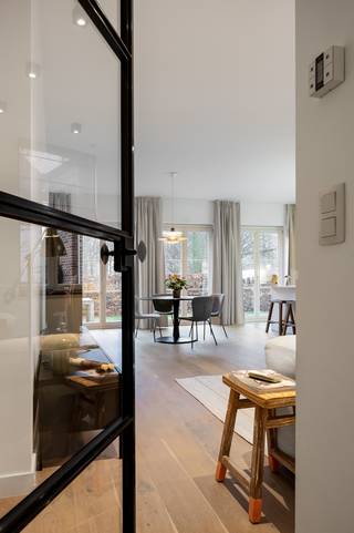 <p>Dit charmante gelijkvloers appartement is gelegen in de Zandstraat 14 te Zoersel, in een groene en residentiële omgeving met een uitstekende bereikbaarheid. Dankzij de vlotte verbinding naar de E34 en omliggende gemeenten zoals Zoersel-centrum, Halle en Sint-Antonius woont u hier centraal, met winkels, scholen, sportfaciliteiten, een speeltuin en openbaar vervoer in de nabije omgeving.</p>
<p>Via de verzorgde inkomhal betreedt u de lichtrijke leefruimte. Grote raampartijen en hoge plafonds zorgen voor een aangenaam ruimtegevoel en veel natuurlijke lichtinval. Aansluitend bevindt zich de functionele keuken met voldoende opbergruimte en een praktische verbinding met de leefruimte.</p>
<p>Het appartement beschikt over twee volwaardige slaapkamers die flexibel kunnen worden ingericht als slaap-, bureau- of hobbyruimte. Verder zijn er een apart toilet, een badkamer met lavabomeubel en inloopdouche, en een ruime wasplaats/berging die extra comfort en opbergruimte biedt.<br /><br />Een absolute troef is de onderhoudsvriendelijke tuin met terras, waar u in alle comfort kunt genieten van het buitenleven. De ruime oprit voor het gebouw biedt extra parkeergelegenheid. Via een aparte toegang bereikt u bovendien rechtstreeks de keuken en de tuin, wat bijzonder praktisch is in het dagelijkse gebruik.</p>
<p>Bij het appartement hoort een ruime ondergrondse parkeerplaats van circa 23 m², verplicht bij aan te kopen aan €25.000. Daarnaast is er een aparte kelderberging, eveneens verplicht bij aan te kopen aan €5.000. Optioneel kan een tweede ondergrondse parkeerplaats worden aangekocht.<br /><br />Meer informatie of een bezoek ter plaatse?<br />Neem vrijblijvend contact op met Kato via kato@reds.be</p>