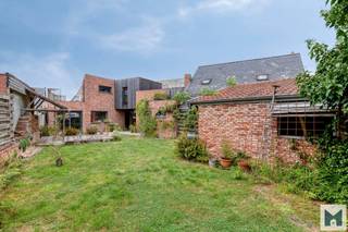 Bent u op zoek naar een woning met extra woonruimte voor een opgroeiend kind, een inwonende ouder of combinatie van werken en wonen?<br />Dan is dit unieke aanbod in het centrum van Malderen - op wandelafstand van scholen, winkels en openbaar vervoer - zeker het ontdekken waard!<br /><br />Deze twee afzonderlijke woningen worden samen verkocht en beschikken over een gezamenlijke, zuid-gerichte tuin met buitenberging.<br />Een bijzonder concept met tal van mogelijkheden: ideaal als kangoeroewoning voor een inwonende ouder, een opgroeiend kind dat graag zijn eigen woonruimte behoudt of gewoon voor wie nood heeft aan een extra ruimte voor werkactiviteit.<br /><br />Woning 1 werd gebouwd in 2016 en biedt een praktische en hedendaagse indeling.<br />Op het gelijkvloers vinden we een inkomhal, een apart gastentoilet, een aangename en lichtrijke woonkamer (65,50m²)met ruimte voor een open keuken en een praktische berging.<br />De benedenverdieping kan nog verder naar smaak worden ingericht, waardoor u hier nog volop mogelijkheden heeft om persoonlijke woonideeën te realiseren.<br />Op de eerste verdieping bevinden zich de nachthal, de twee slaapkamers en een badkamer. Deze verdieping is reeds grotendeels afgewerkt.<br /><br />De tweede woning beschikt op het gelijkvloers over een praktische keuken, een woonkamer en badkamer. Op de eerste verdiepingen bevinden zich nog twee slaapkamers.<br />Deze tweede woonentiteit biedt dan ook een mooie mogelijkheid om iemand zelfstandig te laten wonen terwijl de nabijheid behouden blijft.<br />Beide woningen delen een gemeenschappelijke, gezellige en zonnige tuin waar het heerlijk vertoeven is. Extra troef is de buitenberging die zorgt voor extra praktische bergruimte alsook een overdekte staanplaats.<br /><br />Twee woningen, één unieke kans voor wie op zoek is naar een woonconcept dat meegroeit met de gezinssituatie.<br /><br />Woning 1: EPC label D 370 kWh/m² jaar UC: 3916524-RES-1 (indicatief label B na renovatie)<br />Woning 2: EPC label C 257 kWh/m² jaar UC: 3916536-RES-1<br />Vermelde opp. W1: bruto, W2: netto.<br />Voor meer inlichtingen of een vrijblijvend bezoek kan u contact opnemen met Marik op het nummer 052/21.65.51 of mailen naar info@immomiddelpunt.be