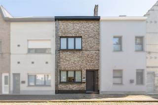 <p>Deze instapklare stadswoning combineert comfortabel wonen met een bijzonder praktische ligging in de nabijheid van het centrum van Aalst. Winkels, scholen, openbaar vervoer en andere dagelijkse voorzieningen bevinden zich op korte afstand, terwijl u thuis geniet van een aangename en verzorgde woonomgeving.</p><p>De woning werd de afgelopen jaren grondig aangepakt en met zorg onderhouden. Zo werden onder meer het dak en de ramen vernieuwd en beschikt de woning over een hedendaagse, volledig uitgeruste keuken.</p><p>Bij het binnenkomen ontdekt u een ruime en lichtrijke leefruimte die mooi aansluit op de moderne keuken. De woning biedt bovendien vier volwaardige slaapkamers en twee badkamers, waardoor ze bijzonder geschikt is voor gezinnen of voor wie graag over extra ruimte beschikt voor een bureau, hobbykamer of logeerkamer.</p><p>Ook buiten heeft deze woning heel wat te bieden. De verzorgd aangelegde tuin met terras en tuinhuis vormt een fijne plek om in alle rust te ontspannen en optimaal van de buitenruimte te genieten.</p><p>Enkele belangrijke troeven:</p><p>Instapklare en uitstekend onderhouden woning<br />4 slaapkamers<br />2 badkamers<br />Moderne, volledig uitgeruste keuken<br />Recent vernieuwde ramen en dak<br />Aangenaam aangelegde tuin met terras en tuinhuis<br />Asbestveilig<br />Elektrische installatie conform<br />Gunstige EPC-score<br />Centrale ligging nabij winkels, scholen, openbaar vervoer en het centrum van Aalst</p><p>Bent u op zoek naar een ruime en verzorgde woning waar u zonder grote werken onmiddellijk kunt intrekken? Dan is deze eigendom zeker een bezoek waard.</p><p>De vermelde prijs is een richtprijs. Na ontvangst van de biedingen zal de verkoper beslissen of hij/zij de eigendom verkoopt aan de kandidaat met het beste bod. De richtprijs is aldus niet bindend voor de verkoper.</p><p>Meer informatie of een bezoek plannen?<br />Neem contact op met Vastgoedadvies De Rick via 053 70 23 67 of info@derick.be.</p>