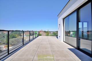 Op zoek naar een ruime en energiezuinige penthouse in Avelgem, voorzien van alle comfort en dicht bij alle voorzieningen? Dan is deze unieke woning perfect voor jou! Gelegen op de derde verdieping, biedt deze penthouse met een woonoppervlakte van 115 m² een prachtig uitzicht over Avelgem en een enorm terras van maar liefst 61 m², waar je in alle rust kunt genieten van de buitenlucht.<br /><br />Indeling:
<ul>
	<li>Via de lift kom je in de ruime, lichte leefruimte met grote raampartijen die zorgen voor een overvloed aan natuurlijk licht en een schitterend uitzicht over de omgeving.</li>
	<li>De open, volledig uitgeruste keuken is voorzien van hoogwaardige toestellen.</li>
	<li>Het grote terras (61 m²) is toegankelijk via een schuifdeur vanuit de woonkamer.</li>
	<li>Twee comfortabele slaapkamers.</li>
	<li>De badkamer is uitgerust met zowel een ligbad, inloopdouche als een dubbele lavabo.</li>
	<li>Een ruime berging en apart toilet maken het geheel compleet.</li>
</ul>
<br />Eigenschappen:
<ul>
	<li>Energiezuinige penthouse, voorzien van een warmtepomp voor vloerverwarming en warm water.</li>
	<li>Gemeenschappelijke fietsenberging.</li>
	<li>Optioneel: open parkeerplaats aan te kopen.</li>
</ul>
Prijs: exclusief BTW, registratie en bijkomende kosten.<br /><br />Mis deze kans niet om te wonen in dit moderne, ruime penthouse op een toplocatie in Avelgem!<br /><br />Meer info of een bezoek? Contacteer Kyamo De Smet: 0479 06 13 71