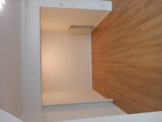 <p>In het aangename Erembodegem bevindt zich dit lichtrijke en verzorgde appartement met twee slaapkamers, ideaal gelegen en vlot bereikbaar.</p>
<p> </p>
<p>Het appartement beschikt over een riante leefruimte met voldoende plaats voor zowel een gezellige zithoek als een eetplaats. Aansluitend bevindt zich de functionele keuken. Via de inkomhal heeft u toegang tot een apart toilet en de badkamer, uitgerust met alle nodige comfort.</p>
<p> </p>
<p>Verder zijn er twee volwaardige slaapkamers aanwezig, evenals een aangenaam terras waar u in alle rust kan genieten.</p>
<p> </p>
<p><strong>Huurprijs:</strong> €980/maand</p>
<p><strong>Waarborg:</strong> 3 maanden huur</p>
<p><strong>Plaatsbeschrijving:</strong> verplicht</p>
<p> </p>
<p>Interesse? Neem gerust contact op voor meer informatie of een bezoek ter plaatse.</p>