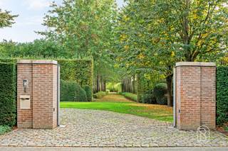 Een uitzonderlijke eigendom waar luxe, ruimte, privacy en een adembenemende groene omgeving harmonieus samenkomen.Gelegen in het prachtige Maarkedal, midden in de glooiende Vlaamse Ardennen, ontdekken we deze indrukwekkende klassevilla, tot in de puntjes afgewerkt met hoogwaardige en duurzame materialen (architect Missiaen).De eigendom bevindt zich op een schitterend domein van meer dan één hectare, met een prachtig aangelegde parktuin, ontworpen door Ludo Dierickx. Een oase van rust en groen, waar het zwembad in alle privacy uitnodigt tot heerlijk ontspannen.Ook de ruime oprit en uitgebreide parkeermogelijkheden vormen een absolute troef, en maken deze eigendom bovendien bijzonder geschikt voor de combinatie van wonen en een vrij beroep.INDELINGVia de stijlvolle inkom- en traphal betreden we de woning, waar ruimte, licht en verfijning meteen de toon zetten.De royale, lichtrijke leefruimte, voorzien van een sfeervolle open haard en prachtig parket, geniet van een fenomenaal zicht op het terras en de weelderige parktuin. Grote raampartijen zorgen voor een unieke verbinding tussen binnen en buiten.Verder beschikt het gelijkvloers over een ruime keuken met gezellige ontbijthoek, een praktische bijkeuken en wasplaats, een afzonderlijk bureau en een fitnessruimte.Op de verdieping bevinden zich vijf volwaardige slaapkamers, voorzien van stijlvol maatwerk, en drie badkamers, met alle comfort voor het hele gezin.De woning is bovendien onderkelderd en biedt hierdoor heel wat bijkomende praktische ruimte.EEN UITZONDERLIJKE WOONBELEVINGDeze exclusieve villa combineert een hoogwaardige afwerking met een bijzonder aangenaam wooncomfort, royale leefruimtes en een ongeëvenaard gevoel van rust en privacy.Het indrukwekkende domein, de prachtig aangelegde tuin, het zwembad en de unieke ligging maken van deze eigendom een zeldzame parel in de Vlaamse Ardennen.Een prestigieuze thuis voor wie houdt van klasse, natuur en ruimte, zonder in te boeten aan comfort.Vlaamse Ardennen ten top!