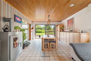Bent u op zoek naar een ruime gezinswoning waar comfort, functionaliteit en veelzijdigheid samenkomen? Dan is deze verzorgde woning beslist een bezoek waard. Gelegen op een perceel van maar liefst <strong>1.107 m² </strong>biedt deze eigendom een doordachte indeling, tal van multifunctionele ruimtes én een <strong>gunstig EPC C</strong>, waardoor<strong> geen renovatieverplichting</strong> van toepassing is.<br />Bij het binnenkomen wordt u verwelkomd in een lichtrijke leefruimte waar de gezellige pelletkachel meteen voor een warme sfeer zorgt. De eetplaats sluit naadloos aan op de woonkamer en vormt samen met de volledig uitgeruste keuken het hart van de woning. Aansluitend bereikt u het terras en de zonnige tuin, waar u in alle rust kunt genieten van het buitenleven.<br /><strong>Het gelijkvloers</strong> beschikt bovendien over een ruime slaapkamer, een praktische badkamer, een apart gastentoilet, een inpandige garage met aansluitende berging/wasplaats en biedt de mogelijkheid om volledig gelijkvloers te wonen.<br /><strong>Op de voute</strong> bevindt zich een afzonderlijke kamer die momenteel is ingericht als fitnessruimte, maar eveneens perfect kan dienen als bureau, hobbyruimte of extra berging.<br /><strong>De eerste verdieping</strong> beschikt over drie volwaardige slaapkamers, een aparte logeerkamer en de indrukwekkende familiekamer. Deze unieke leefruimte vormt zonder twijfel het pronkstuk van de woning. Dankzij de open nok, de twee Velux-balkonvensters, de gezellige bar en de mezzanine geniet deze ruimte van een uitzonderlijk gevoel van licht en openheid. Een ideale plek om te ontspannen, gasten te ontvangen of volledig naar eigen wens in te richten als speelkamer, thuisbioscoop, hobbyruimte of stijlvolle thuiswerkplek.<br /><strong>Ook buiten is het heerlijk vertoeven</strong>. De zonnige tuin biedt alle ruimte om te ontspannen, te spelen en te genieten van het buitenleven. De ruime oprit biedt parkeergelegenheid voor meerdere wagens.<br />Een extra troef is het bestaande bijgebouw van ca. 60 m². Hiervoor werd reeds een omgevingsvergunning afgeleverd voor afbraak en nieuwbouw. De toekomstige eigenaar beschikt hierdoor over een vergund project voor de realisatie van een nieuw multifunctioneel bijgebouw, een interessante meerwaarde voor wie extra ruimte wenst te creëren.<br /><strong>Troeven</strong>
<ul>
<li>Perceel van 1.107 m²</li>
<li>EPC C – geen renovatieverplichting</li>
<li>Mogelijkheid tot gelijkvloers wonen</li>
<li>3 volwaardige slaapkamers</li>
<li>Aparte logeerkamer</li>
<li>Afzonderlijke fitnessruimte op de voute</li>
<li>Indrukwekkende familiekamer met open nok, bar, mezzanine en twee Velux-balkonvensters</li>
<li>Gezellige leefruimte met houtkachel</li>
<li>Volledig uitgeruste keuken</li>
<li>Inpandige garage met berging/wasplaats</li>
<li>Ruime oprit</li>
<li>Vergund project voor een nieuw multifunctioneel bijgebouw</li>
<li>Zonnige tuin op een perceel van 1.107 m²</li>
</ul>
<strong>Interesse?</strong><br />Ontdek zelf de ruimte, de warme sfeer en de vele mogelijkheden die deze woning te bieden heeft. Contacteer ons vandaag nog voor een bezoek.