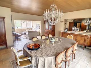 EXCLUSIEF!! Deze riante villa is prachtig gelegen tussen een oase van groen, natuur, rust,...De woning bestaat uit een inkomhal,...