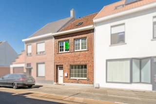 Langs de Hulstsestraat te Kuurne vinden we deze recente gerenoveerde rijwoning. Goed gelegen nabij centrum, invalswegen en winkels.<br />De woning is helemaal instapklaar en geniet van alle moderne comfort. 
<ul>
	<li>lichtrijke ruimtes</li>
	<li>open, ingerichte keuken</li>
	<li>twee slaapkamers, badkamer en dressing op het verdiep</li>
	<li>in te richten zolderverdiep bereikbaar via vaste trap</li>
	<li>goedgekeurde elektriciteit</li>
	<li>EPC label B</li>
	<li>voldoende bergruimte + droge kelder</li>
</ul>
<br />Op zoek naar een instapklare woning of interessante investering? Geef ons een seintje op 0494505123 voor meer info of een bezoek.