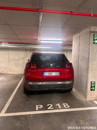Op zoek naar een veilige en vlot bereikbare parkeerplaats in Antwerpen? Deze ondergrondse autostaanplaats is gelegen in een recent gebouw (bouwjaar 2023) op wandelafstand van het Centraal Station en het stadscentrum.<br /><br />De parking is toegankelijk via een automatische poort met badgesysteem, wat zorgt voor extra comfort en veiligheid. Mogelijkheid tot het plaatsen van een laadpaal.<br /><br />Bovendien vormt deze autostaanplaats ook een interessante investering. De parkeerplaats is momenteel verhuurd aan €125/maand aan een solide huurder.<br />Interesse? Contacteer ons voor meer informatie of een bezoek ter plaatse.