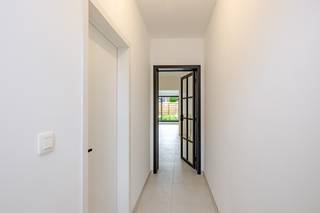 <p><span>Bent u op zoek naar een instapklare woning waar ruimte, comfort en een centrale ligging perfect samengaan? Dan is deze volledig gerenoveerde gezinswoning in het centrum van Lede ongetwijfeld een bezoek waard.</span></p><p><span> </span></p><p><span>Met een bewoonbare oppervlakte van maar liefst 200 m² biedt deze woning alle ruimte voor een comfortabel gezinsleven. Op het gelijkvloers geniet u van een bijzonder ruime en lichtrijke leefruimte die naadloos aansluit op de volledig geïnstalleerde open keuken, ideaal voor gezellige familiemomenten en het ontvangen van gasten.</span></p><p><span> </span></p><p><span>De woning beschikt over vier volwaardige slaapkamers en een ruime, smaakvol ingerichte badkamer uitgerust met een ligbad, inloopdouche, dubbele lavabo en toilet.</span></p><p><span> </span></p><p><span>Praktisch comfort is eveneens gegarandeerd dankzij de grote garage en een ruime bergplaats, die zorgen voor extra opbergruimte. Buiten geniet u van een zongerichte tuin met aangenaam terras, de perfecte plek om in alle rust te ontspannen.</span></p><p><span> </span></p><p><span>Ook op technisch vlak scoort deze woning uitstekend. Met een gunstig EPC van slechts 127 kWh/m², conforme elektrische installatie en geen asbest bent u verzekerd van een energiezuinige en zorgeloze investering.</span></p><p><span> </span></p><p><span>Dankzij de centrale ligging in het centrum van Lede bevinden winkels, scholen, horeca, openbaar vervoer en andere voorzieningen zich op wandelafstand.</span></p><p><span> </span></p><p><span>Kortom, een volledig instapklare woning die ruimte, kwaliteit en een uitstekende ligging combineert. Contacteer ons vandaag nog voor een bezoek en ontdek zelf de vele troeven van deze prachtige woning.</span></p><p><span> </span></p><p><span>Voor meer informatie of een bezoek contacteert u Timothy van Immo Zone op 0474/ 41. 28. 40.</span></p><p><span> </span></p><p><span> </span></p>