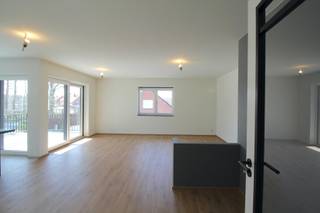 In Residentie de Berenpoort vind je dit mooie en nieuwe appartement op minder dan een minuut van de oprit van de E40, de winkels en het openbaar vervoer. De Sint-Amanduslaan is een rustige straat met voldoende parkeergelegenheid. Voor wie wil wonen in een mooi en eigentijds project op een centrale ligging is dit een uitgelezen kans. En "mooi" is daarbij een goed gekozen woord want dit nieuw en stijlvol woonproject combineert tal van opvallende kwaliteiten die absoluut de moeite waard zijn om te bekijken. De Berenpoort staat garant voor wonen met uitstraling op een centraal gelegen en interessante plek. Zonnig appartement met ruime living, twee slaapkamers en zonneterras. Een staanplaats met private kelderberging is eventueel afzonderlijk te huur.<br /><br /><span>1ste Verdieping (107m2):</span><br />Inkomhal - living (40m2) met open ingerichte keuken met spoelbak, keramische kookplaat, combi-oven, dampkap, vaatwas en kasten - berging (3m2) - zongericht terras (9m2) - nachthal met toilet - badkamer (5m2) met inloopdouche en meubel met lavabo en spiegelkast, handdoek-radiator - 2 slaapkamers (11m2, 12m2)<br /><br /><span>Algemeen:</span><br />- vrij op 15/10/2026<br />- eigen zonnepanelen<br />- provisie gemeenschappelijke kosten: € 55/m<br />- e-peil: E50<br />- volledig geschilderd<br />- op wandelafstand van winkels, openbaar vervoer, station<br />- nabij op/afrit E40<br />- vloerverwarming