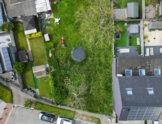 Bouwgrond te Koop – Glazentorenweg, Erpe-Mere<br /><br />Ontdek jouw ideale bouwgrond in de sfeervolle Glazentorenweg, Erpe-Mere. Met een oppervlakte van 258,01 m² biedt deze locatie de perfecte setting voor jouw droomwoning. De levendige buurt maakt het ideaal voor gezinsleven. Creëer jouw eigen thuis in deze charmante omgeving.<br /><br />Neem vandaag nog contact op voor deze unieke kans!<br /><br />Bouwvergunning is aanwezig.