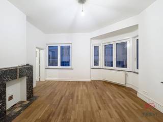 SAINT-GILLES: Naast het Parc de Forest en alle voorzieningen, appartement met 1 slaapkamer +/-65m².Op de 3e verdieping zonder lift:- Keuken uitgerust...