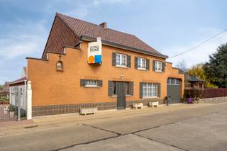 Dit karaktervolle landhuis met stallen en een perceel van 16a is rustig gelegen in het landelijke Waanrode en biedt een uitzonderlijke...