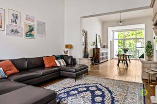 <p><span>Ontdek de pracht en charme van dit uitzonderlijke herenhuis in neogotische stijl, een unieke eigendom waar authentieke grandeur en hedendaags wooncomfort naadloos samenvloeien. Dit karaktervolle stukje erfgoed werd met veel zorg en respect gerenoveerd, waarbij originele elementen harmonieus werden gecombineerd met hoogwaardige moderne afwerkingen.</span></p><p><span>Gelegen op een toplocatie in Vilvoorde, vlak bij het station, het groene Hanssenspark, winkels, scholen en andere voorzieningen, geniet u hier van bereikbaarheid en stadscomfort. De lichtrijke leefruimtes bieden een uitzonderlijke woonbeleving waar karakter en comfort centraal staan. Grote raampartijen zorgen voor een prachtig zicht op de groene en sfeervolle tuin. Aansluitend bevindt zich de gloednieuwe, volledig uitgeruste keuken die design en functionaliteit perfect combineert.<br />Op de eerste verdieping beschikt de woning over twee ruime slaapkamers, een dressing en een stijlvolle badkamer. De tweede verdieping biedt nog eens drie volwaardige kamers, ideaal voor een groot gezin, thuiswerk, hobbyruimte of logeerkamers.<br />Ook het kelderniveau werd grondig gerenoveerd en vormt een volwaardige uitbreiding van de woonoppervlakte. Hier bevindt zich een bureau met zicht op de tuin, dat eveneens perfect kan dienen als extra slaapkamer. Daarnaast vindt u er een tweede badkamer, een verzorgde wasplaats, een stookruimte en een praktische bergkelder. Als extra troef beschikt de woning over een ruime bergzolder, ideaal voor opslagruimte<br /><br /></span></p><p><span> </span></p>