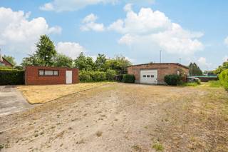 Te renoveren villa met magazijn op een Zuidgeoriënteerd perceel van 1.623 m², gelegen in een groene, residentiële villawijk te Edegem in...