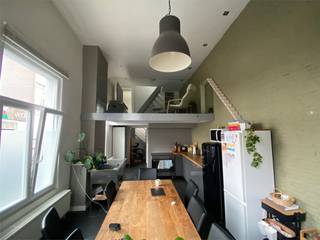 Ruime hoekwoning op toplocatie gelegen nabij Den Bell. Op het gelijkvloers is er een inkomhal met toilet. Tevens is er een open ingerichte keuken met 5-pits gasfornuis met oven, vaatwasser, dampkap en SMEG ijskast. Op de tussenverdieping is er een super gezellige zitruimte met zicht op de keuken. Op de eerste verdieping is er een grote en praktische overloop met aan de ene kant een bureau/kleine slaapkamer en een grote slaapkamer aan de andere kant. Op de tweede verdieping is er een badkamer met inloopdouche, dubbele lavabo en toilet alsook een tweede grote slaapkamer en een dressing. Deze super gezellige woning is vrij vanaf 1/11/26. Ook ideaal voor co-housing.
