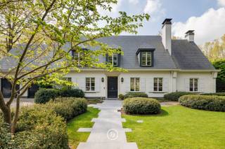 Cette villa de 1978 a été rénovée au fil des ans avec un souci de qualité. La propriété est située sur un terrain de 3 786 m². Avec une surface habitable de 524 m², cette propriété offre des espaces de vie spacieux. <br /><br />Le rez-de-chaussée se compose d'un hall d'entrée accueillant avec vestiaire et WC visiteurs, d'un agréable salon avec cheminée, de deux salles à manger, d'un bureau, d'une cuisine entièrement équipée, d'une buanderie et d'un garage intérieur pouvant accueillir deux voitures.<br /><br />Au premier étage, on trouve quatre chambres et trois salles de bains. <br /><br />Le jardin a été soigneusement redessiné en 2022 et forme un espace extérieur agréable comprenant une piscine et un pool house attenant, équipé d'une salle de bains, d'un sauna et d'une cuisine. En outre, plusieurs terrasses et un étang ornemental complètent la propriété.<br /><br />La propriété se distingue par sa situation tranquille, ses finitions de qualité et son score EPC favorable.<br /><br />Atouts supplémentaires : <br />- Système d'arrosage relié à un forage<br />- Borne de recharge pour voiture électrique<br />- Toiture rénovée en 2023<br /><br />Il y a également la possibilité d'acheter deux terrains à bâtir adjacents (situés sur l'Isschotweg), chacun avec une superficie de 14 ares.