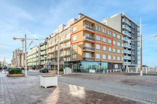 Bright corner apartment for sale on Leopold Square in Nieuwpoort on the third floor of the Tiptop Residence. The apartment is centrally located...