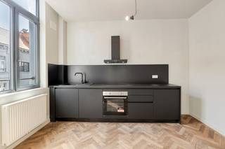 !!!Gelieve uw bezoekaanvraag per e-mail te sturen naar info@rochtusvastgoed.be, met vermelding van uw naam, gsm-nummer en het adres van het te bezoeken pand!!!<br /><br />Dit instapklare appartement is gelegen in de Breydelstraat te Antwerpen, op wandelafstand van de Meir, de Rooseveltplaats en het Centraal Station. Dankzij de uiterst centrale ligging bevinden winkels, openbaar vervoer, horeca en alle nodige voorzieningen zich in de onmiddellijke nabijheid.<br /><br />Het appartement bevindt zich op de derde verdieping en verkeert in uitstekende staat van onderhoud en werd volledig gerenoveerd. Aan de voorzijde bevindt zich de lichtrijke leefruimte met open keuken. Dankzij de vele raampartijen geniet deze ruimte van een aangename natuurlijke lichtinval. De keuken is volledig geïnstalleerd en voorzien van een vaatwasmachine, wastafel met kraan, oven, koelkast en voldoende opbergkasten.<br /><br />De badkamer is modern ingericht met een inloopdouche, badkamermeubel, toilet en aansluiting voor de wasmachine.<br />Achteraan bevinden zich twee volwaardige slaapkamers, beide met toegang tot het terras. Dit terras vormt een absolute meerwaarde en biedt voldoende ruimte om aangenaam buiten te vertoeven.<br /><br />Verder beschikt het appartement over dubbele beglazing en werden de muren volledig geïsoleerd. Gas en elektriciteit zijn individueel. De gemeenschappelijke kosten bedragen €30 per maand voor het waterverbruik.<br /><br />Kortom, een volledig gerenoveerd en instapklaar appartement met twee slaapkamers en een uitzonderlijk ruim terras, gelegen op een toplocatie in het centrum van Antwerpen.