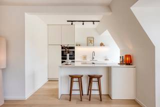 Dit SUPER-DE-LUXE gerenoveerd dakappartement met 3 SLAAPKAMERS, zonnig TERRAS en prachtig ZICHT op de AUGUSTIJNENREI zorgt voor dé UNIEKE WOONBELEVING! Deze parel (4°V) werd 100% vernieuwd met de meest kwalitatieve TOPMATERIALEN en maakt deel uit v/e verzorgde residentie (met lift) gelegen in hartje Brugge, op 5min. wandelen van de Markt. Dit royale & stijlvolle appartement (130m<sup>2</sup>) omvat: inkomhal met gastentoilet, LICHTOVERGOTEN leefruimte (grote raampartijen) met idyllisch uitzicht op het water, nagelnieuwe open luxekeuken (toestellen Miele: inductiekookplaat met dampkap, oven, microgolfoven, vaatwas, ijskast met diepvriesvak, composiet werkblad, ...), nachthal met toilet, 3 volwaardige slaapkamers, luxe badkamer afgewerkt in mortex (voorzien van: inloopdouche met rainshower, dubbel lavabomeubel, handdoekdroger). Zonnig terras om zalig in alle rust te genieten. Extra's: CV, dubbel glas, GOEDGEKEURDE elektriciteit, volledig geschilderd, incl. DESIGNverlichting (Dark), parket, stalen deur... Mogelijkheid tot aankoop van een garagebox in het aanpalend gebouw. Hier geniet je van rust, ruimte & luxe op een unieke ligging!<br />
