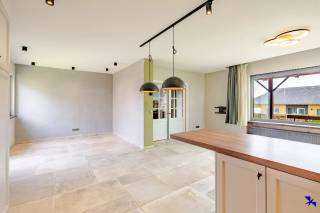 Welkom in Berlare!<br /><br />Op zoek naar een perfect gelegen, karaktervolle open bebouwing omgeven door groen? Zoek niet verder!<br /><br />In het Daalbos staat deze prachtige eigendom te wachten op een nieuwe eigenaar die op zoek is naar rust, ruimte en privacy, met toch alle voorzieningen zoals winkels, scholen en openbaar vervoer in de directe nabijheid.<br /><br />De woning beschikt over een ruime inkomhal met toegang tot de lichtrijke leefruimte met open keuken en directe toegang tot de tuin. Verder zijn er vier volwaardige slaapkamers, een te moderniseren badkamer, een gastentoilet en extra berging. Vanuit de hal is er directe toegang tot de garage en de volledige onderkeldering van ca. 120 m², polyvalent in te richten als werk-, hobby- of ontspanningsruimte. De vrije hoogte van 2,30 m zorgt voor extra gebruikscomfort.<br /><br />Op energetisch vlak scoort deze woning sterk met een gunstig EPC-label C dankzij een grondige renovatie. Ook de nutsvoorzieningen werden volledig vernieuwd en de woning wordt verwarmd via centrale verwarming op pellets.<br /><br />Tot slot is de eigendom volledig omheind, met een tuin rondom en een recent vernieuwd terras aan de voorzijde, aansluitend op de leefruimte en ideaal om in alle rust te genieten van een ochtendkoffie in de zon. Op de oprit zijn bovendien meerdere parkeerplaatsen voorzien.<br /><br />Interesse gewekt? Contacteer ons kantoor via info@hiro.be of 03 230 00 14.<br />Reserveer snel uw tijdslot en ontdek zelf of dit uw nieuwe thuis wordt!