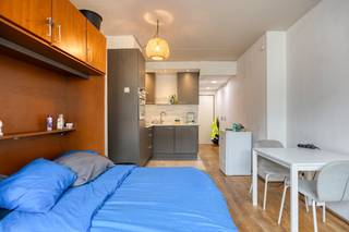 De studio heeft een bewoonbare oppervlakte van 32 m² en de badkamer en keuken werden recent nog gerenoveerd. Het appartement zelf is gelegen op de eerste verdieping van een kleinschalig gebouw in een heel aangename buurt.<br /><br />Indeling <br />- inkomhal<br />- leef- en slaapruimte<br />- open keuken<br />- badkamer met douche, lavabo en toilet<br /><br />Troeven:<br />- EPC label B<br />- absolute toplocatie<br />- badkamer en keuken werden recent gerenoveerd<br /><br />De studio wordt verkocht voor een vraagprijs van 149.000 euro. <br />Voor een afspraak of meer info: 03/206.76.76 of sophie.schelpe@dewaele.com. <br /><br />Had u graag uw eigen eigendom te koop aangeboden contacteer ons dan voor een vrijblijvende schatting, telefonisch op het nummer 03/206.76.76 of per mail naar antwerpen@dewaele.com. <br />Ook voor alle andere vragen omtrent vastgoed kan u steeds bij ons kantoor te Antwerpen terecht!<br /><br />Bestuursmaatregelen in het maatregelenregister: nee
