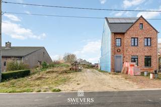 Voor meer info en foto’s, surf naar www.swevers.be – In een rustige, kindvriendelijke buurt in het hart van Helchteren vind je deze prachtig...