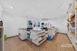 Welkom in de Statiestraat 3 te Lichtervelde! Op een absolute A-locatie in het centrum van Lichtervelde vinden we deze veelzijdige handelswoning met woonst. Dankzij de centrale ligging, uitstekende visibiliteit en vlotte bereikbaarheid is dit een ideale locatie voor wie wonen en ondernemen wil combineren.<br /><br />Momenteel is het pand ingericht als een volledig uitgeruste bakkerij met woonst. Toch reiken de mogelijkheden veel verder. Denk bijvoorbeeld aan een horecazaak, praktijkruimte, dokterspraktijk, kinesitherapie, schoonheidssalon, sportruimte, logopedie, psychologenpraktijk of een andere commerciële activiteit. De mogelijkheden zijn oneindig! De ruime indeling laat bovendien toe om het pand naar eigen wensen en behoeften in te richten.<br /><br />Bij het binnenkomen ontdekken we een recent ingerichte handelsruimte met koeltoonbank. Aansluitend vinden we een ruime polyvalente ruimte, garage, kelder en een volledig ingericht atelier. Het atelier beschikt momenteel over alle nodige voorzieningen voor een bakkerij, waaronder een koelcel, diepvriesbox en oven. Daarnaast is er een apart toilet en een ruime zolderverdieping die ideaal dienst kan doen als extra stockageruimte.<br /><br />Via de polyvalente ruimte krijgen we toegang tot het woongedeelte. Hier vinden we een volledig geïnstalleerde keuken. De aangename leefruimte beschikt onder andere over airconditioning en vormt een gezellige plek om tot rust te komen na een werkdag.<br /><br />Op de eerste verdieping bevinden zich maar liefst vier ruime slaapkamers en een volledig vernieuwde badkamer. Deze is uitgerust met een ligbad, douche, dubbele lavabo, toilet en ventilatie. Vanuit de verdieping is er bovendien toegang tot een dakterras. Op de bovenste verdieping vinden we een vijfde ruime slaapkamer met airco en een extra berging.<br /><br />Een absolute troef van dit pand is dan ook de combinatie van commerciële ruimte, werkplaats én een ruime gezinswoning. Of u nu uw eigen zaak wil uitbouwen, wonen en werken wil combineren of op zoek bent naar een pand met verschillende mogelijkheden: hier kan het allemaal.<br /><br />Gelegen in het centrum van Lichtervelde, met winkels, scholen, openbaar vervoer en belangrijke verbindingswegen in de nabije omgeving, beschikt deze eigendom bovendien over een uitstekende bereikbaarheid en zichtbaarheid.<br /><br />Bent u op zoek naar een veelzijdig handelspand met woonst en heel wat potentieel in het centrum van Lichtervelde? Ontdek de mogelijkheden tijdens een bezoek en contacteer ons snel!<br /><br />