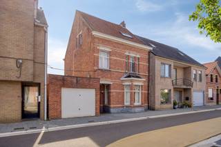 Deze te renoveren woning met 4 slaapkamers en garage is gelegen in het centrum van Mol. Alle faciliteiten, zoals winkels, horeca, scholen en openbaar vervoer, bevinden zich op wandelafstand. De woning en de omliggende gemeenten zijn bovendien zeer vlot bereikbaar dankzij de nabijheid van de Zuiderring (N71) en de N18.<br /><br />Indeling:<br />We betreden de woning via de inkomhal, die meteen toegang biedt tot de ruime woonkamer. Aansluitend aan de woonkamer bevinden zich de keuken en de wasplaats met apart toilet.<br /><br />Op de eerste verdieping vinden we 2 ruime slaapkamers, een berging en een badkamer met inloopdouche, dubbele wastafel en toilet.<br /><br />Op de tweede verdieping bevinden zich nog 2 ruime slaapkamers.<br /><br />Buiten beschikt de woning over een gezellige buitenruimte. Via de garage is er toegang tot de tuin. De garage biedt bovendien handige extra opslagruimte.<br /><br />Extra troeven:<br />- 4 ruime slaapkamers<br />- Garage<br />- Gelegen in een eenrichtingsstraat<br />- Momenteel verhuurd<br /><br />Renovatieverplichting voor residentiële gebouwen is van toepassing. Meer info: https://energiesparen.be/renovatieverplichting.<br /><br />Voor meer informatie of een bezoek, neem contact met ons op via info@vastengoed.be of bel naar 014/72 73 74.<br /><br />(Wenst u een gratis schatting van uw eigendom? Neem contact met ons op via 014/72 73 74.)