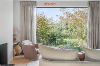 Wij hebben het genoegen u deze tijdloze en uitzonderlijk villa aan te bieden. Deze woonst werd in 2015 gebouwd met bijzonder hoogwaardige materialen. Bovendien is in de prijs eveneens een bouwgrond voorzien. Via de inkomhal betreden we de prachtige leefruimte en eetkamer, die samen het hart van de woning vormen. De grote raampartijen zorgen voor een naadloze overgang naar het schitterende zuidwestgericht gelegen terras met zonneluifel, Vanuit deze woonvertrekken, afgewerkt met een mooie parketvloer, geniet u van een fabuleus uitzicht op de tuin met verwarmd zwembad. De Bulthaup-leefkeuken is voorzien van state-of-the-art Miele-toestellen en beschikt over een aparte eetplaats en een aansluitende berging. Verder vinden we op het gelijkvloers nog een tv-ruimte, een gastentoilet, afzonderlijke dienstingang en toegang tot de kelder. Op de verdieping bevindt zich een masterbedroom met dressing en badkamer. Daarnaast zijn er nog een nachthal, drie volwaardige slaapkamers, een apart toilet, een polyvalente ruimte en een extra badkamer met inloopdouche. Hogerop bevindt zich nog de afgewerkte zolderverdieping die polyvalent kan worden ingevuld met burelen, extra stockage of een extra slaapkamer. Buiten beschikt de villa bovendien nog over een mooi tuinhuis. Extra troeven: inmaakkasten, vloerverwarming, airco, een alarmsysteem, een EV-laadpunt-voorziening, ... Deze discrete villa biedt voldoende parkeergelegenheid op het terrein. Een aanrader!