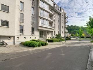 <p>Dit appartement met 1 slaapkamer te huur in een groene en rustige randgemeente van Leuven biedt een aangename combinatie van comfort, functionaliteit en een vlotte bereikbaarheid. Dankzij de rustige ligging geniet je hier van een aangename woonomgeving terwijl Leuven, winkels, openbaar vervoer en belangrijke verbindingswegen vlot bereikbaar blijven.</p><p></p><p>Bij het binnenkomen kom je terecht in een lichtrijke leefruimte met open keuken. De praktische indeling en de grote raampartijen zorgen voor een open en aangenaam gevoel. Aansluitend aan de leefruimte bevindt zich een gezellig terrasje waar je rustig kan genieten van een koffiemoment of een frisse avond buiten.</p><p></p><p>De open keuken sluit mooi aan op de leefruimte en vormt een praktische en gezellige plek om te koken en te ontspannen. Het appartement beschikt verder over een comfortabele slaapkamer die voldoende ruimte biedt voor een bed en extra kastruimte.</p><p>De badkamer is functioneel ingericht met een douche, toilet, enkele lavabo en aansluiting voor een wasmachine. Alles werd praktisch voorzien om comfortabel dagelijks wonen mogelijk te maken.</p><p></p><p>Een extra meerwaarde is de autostaanplaats in de ondergrondse garage. Zo beschik je steeds over een veilige parkeerplaats en extra comfort bij thuiskomst.</p><p></p><p>Dit appartement is ideaal voor alleenstaanden of koppels die op zoek zijn naar een rustig gelegen appartement nabij Leuven, met alle nodige voorzieningen binnen handbereik. Een aangename woonplek waar comfort en ligging mooi samenkomen.</p><p></p><p>Ben je op zoek naar een appartement met 1 slaapkamer, terras en ondergrondse autostaanplaats nabij Leuven? Plan je bezoek via www.living-stone.be</p>