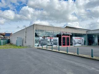 Deze eigendom geniet van een uiterst commerciële ligging en omvat:<br />- een toonzaal (500m²)<br />- volledig afgesloten parking <br />- is toegankelijk achteraan