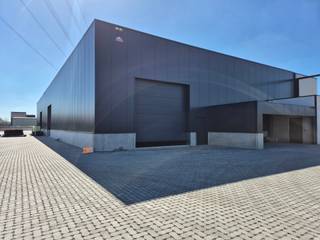 Op het Industrieterrein Jagersborg starten binnenkort de bouwwerken van dit representatieve KMO-project. Er zijn 9 KMO-units voorzien waarvan er 2 over een grote kantoorruimte beschikken. De afmetingen variëren van 204m² tot 1080m². Samenvoegen van units is mogelijk. De units worden casco opgeleverd waarbij de branddetectie reeds voorzien is.<br /><br />Zowel de N73 als de N78 zijn goed bereikbaar en de A2 autosnelweg bevindt zich op 9 km.<br /><br />Deze unit beschikt over 269m² kantoorruimte die grotendeels op de eerste verdieping is gelegen.<br /><br />KENMERKEN UNIT 4 + KANTOOR 2<br />- oppervlakte magazijn: 811m²<br />- oppervlakte kantoor gelijkvloers: 60m²<br />- oppervlakte kantoor verdieping: 209m²<br />- minimale vrije hoogte magazijn: 6.10m<br />- 2 sectionaalpoorten (4.00m breed x 4.20m hoog)<br />- lichtstraat met RWA<br />- basis branddetectie voorzien<br />- 12 privatieve parkeerplaatsen<br /><br />Vg - Igb - Gmo - Gvkr - Gvv<br /><br />Voor meer info: 011/39.90.50 of info@jansenrealestate.be